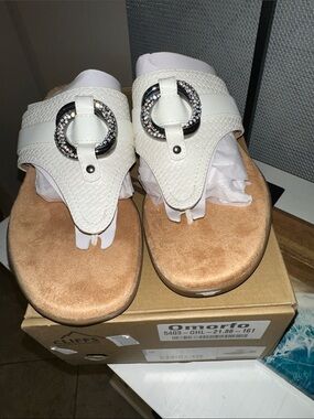 Cliffs by WHITE MOUNTAIN White Rhinestone Buckle Thong Sandals